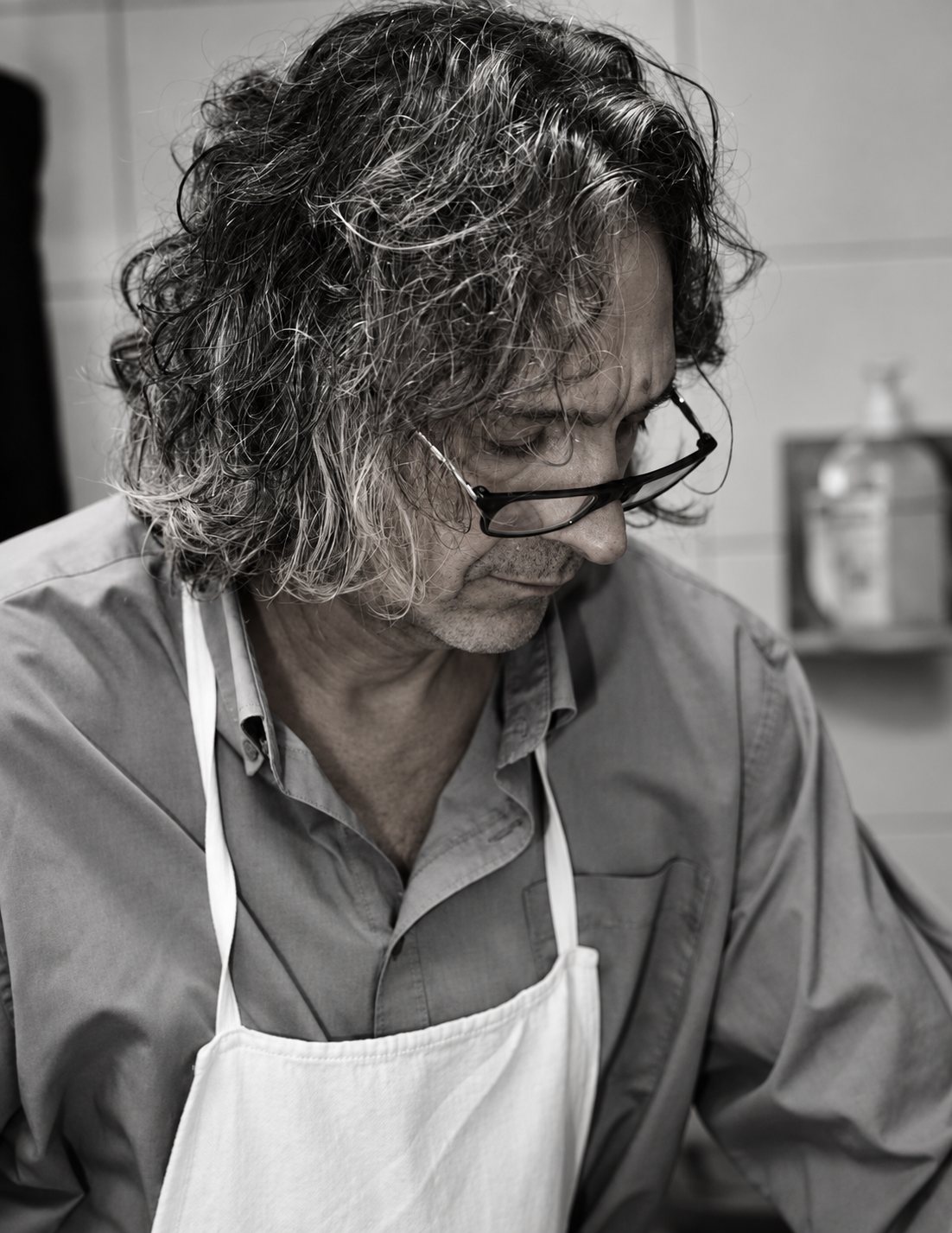Stefano, titolare del ristorante Black Bass, in un ritratto in bianco e nero